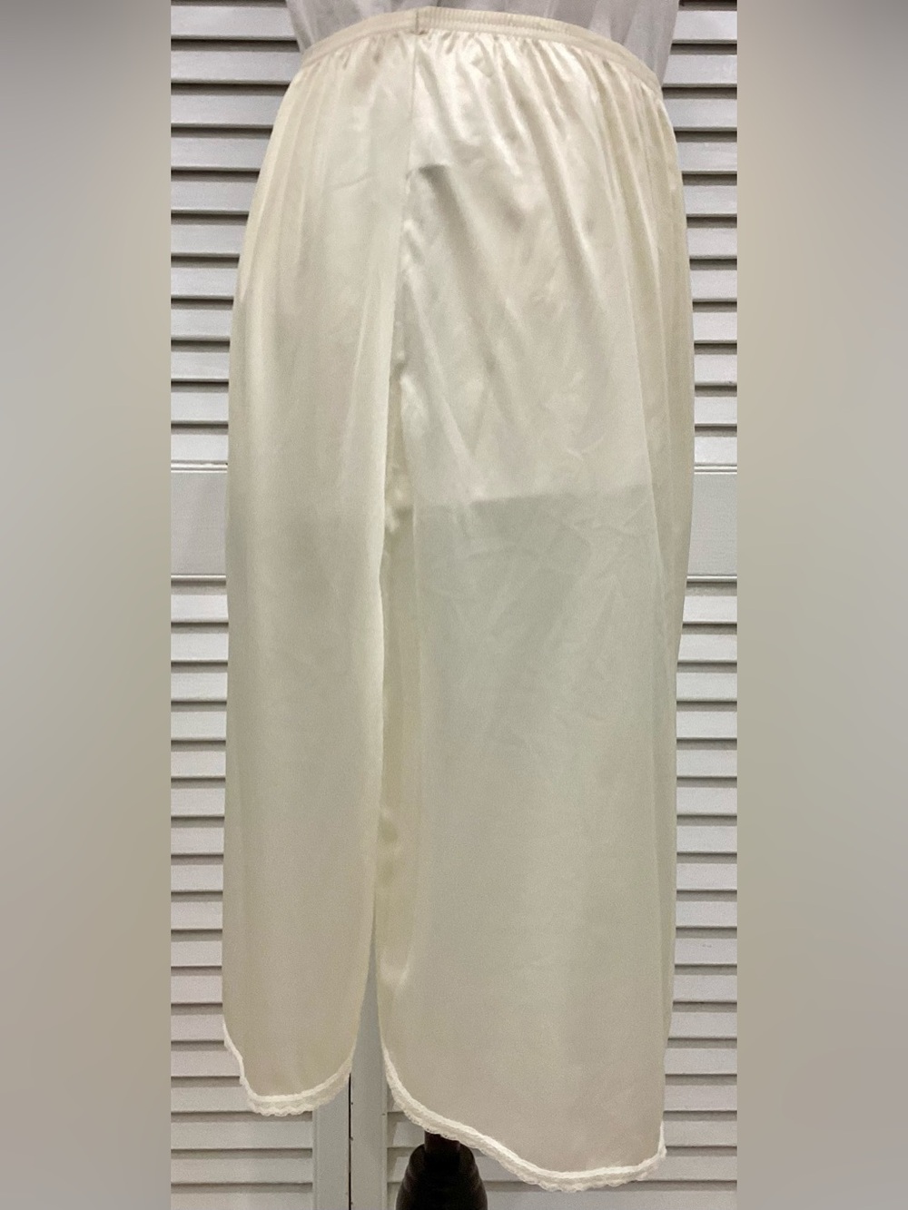 Vintage Vanity Fair Half Slip Ivory Cream Style 11–760 Size 22” Medium 90s-Y2K - Picture 2 of 7